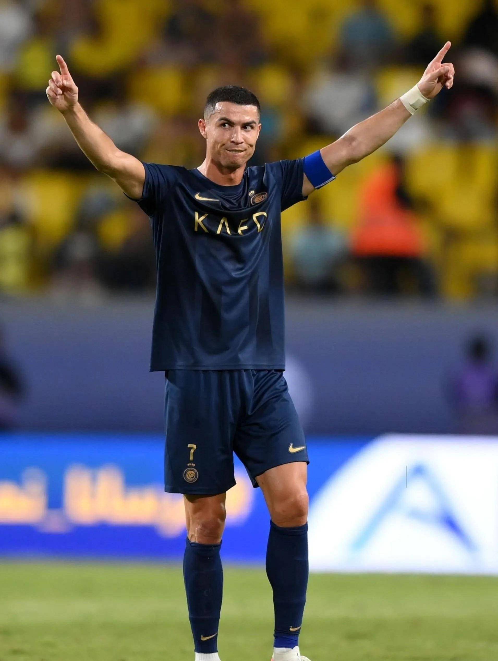 欧冠赛前穆里尼奥与两名昔日弟子重逢，并亲吻了斯内德的光头（欧冠赛前，穆里尼奥与两位旧将重逢，还亲吻了斯内德的光头）