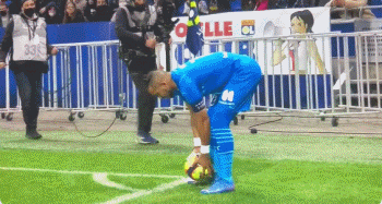 吴少聪纪念足协杯夺冠：很开心来国安第一年就能为冠军做贡献（吴少聪足协杯夺冠感言：加盟国安首年能为冠军出力很开心）