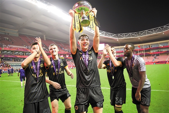 TA：皇马寻求引进后卫和中场；他们愿听取对罗德里戈的报价（TA：皇马欲补强后卫与中场，愿听取罗德里戈报价）