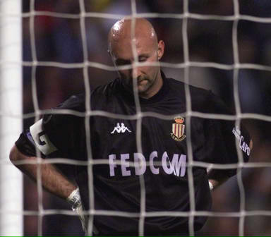 尤维斯塔比亚0比3负弗洛西诺内，阿巴特带队客场失利（尤维斯塔比亚客场0比3不敌弗洛西诺内，阿巴特率队告负）