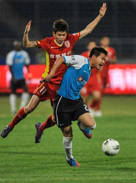 中国足坛2025赛季大结局：海港中超夺冠，国安收获足协杯（2025中国足坛收官：上海海港问鼎中超，北京国安捧得足协杯）