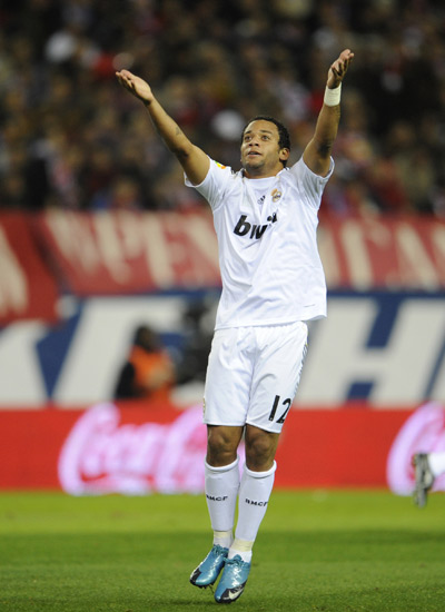 英超争冠白热化！阿森纳2分优势领跑，曼城维拉连胜紧追（英超夺冠大战升温：阿森纳凭2分占先，曼城、维拉连胜施压）