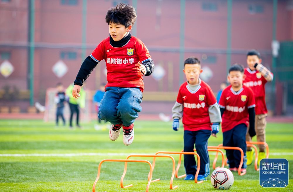 2-1！张帅晋级16强，决胜盘连输4局拒绝逆转，赛后振臂怒吼（2-1！张帅闯进16强，决胜盘连丢4局惊险拒逆转，赛后高举双臂怒吼）