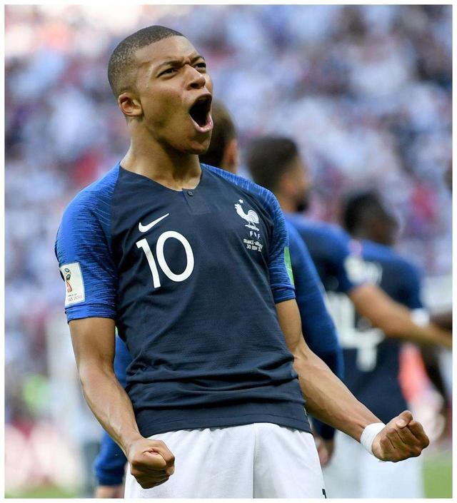 克罗斯评历史最佳11人：C罗左边锋，梅西前腰，马尔蒂尼入选（克罗斯评选史上最佳十一人：C罗踢左边锋、梅西任前腰，马尔蒂尼在列）