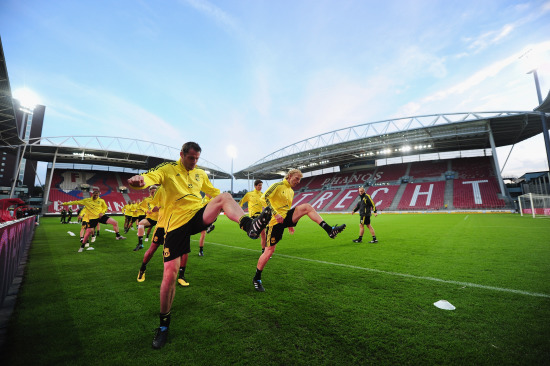 如何评价？CBA杯多人因地板贴纸滑倒引争议：希望引起重视（CBA杯地板贴纸致多名球员滑倒引发争议：亟待重视）