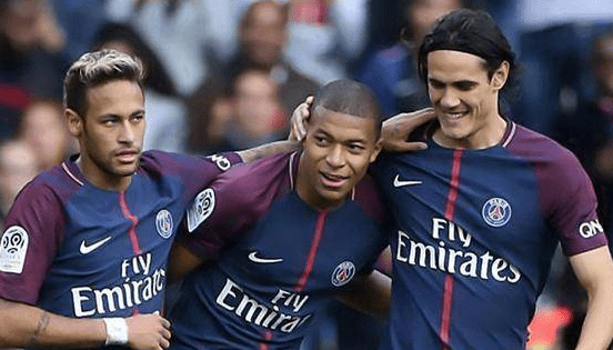 拜仁积极追求梅努，欲将其打造成欧冠核心，但曼联与意甲球队争夺，形势激烈。（拜仁求购梅努谋建欧冠核心，曼联与意甲诸强竞逐，争夺白热化）